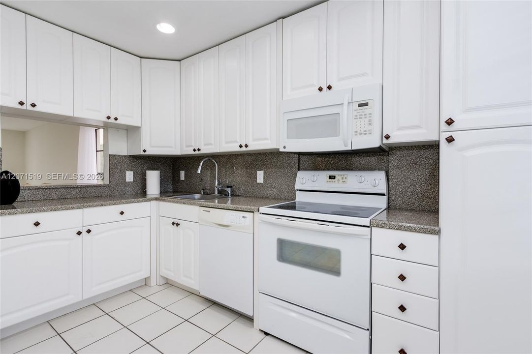 For Sale: $235,900 (2 beds, 2 baths, 1266 Square Feet)