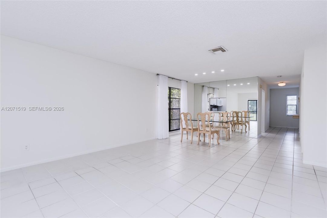 For Sale: $235,900 (2 beds, 2 baths, 1266 Square Feet)