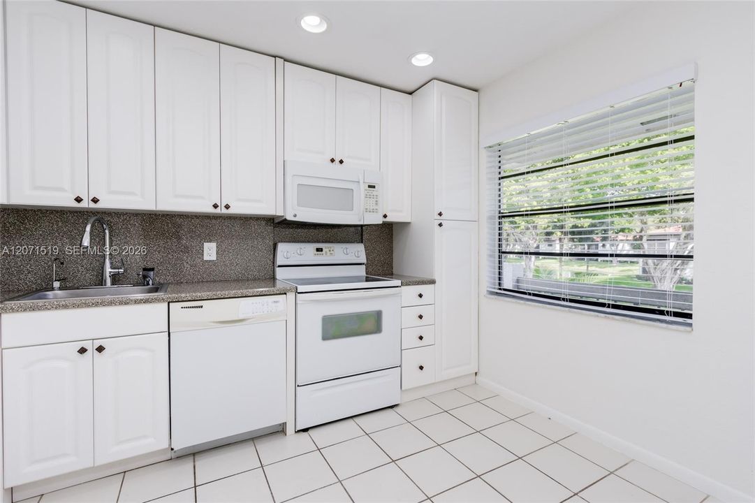 For Sale: $235,900 (2 beds, 2 baths, 1266 Square Feet)
