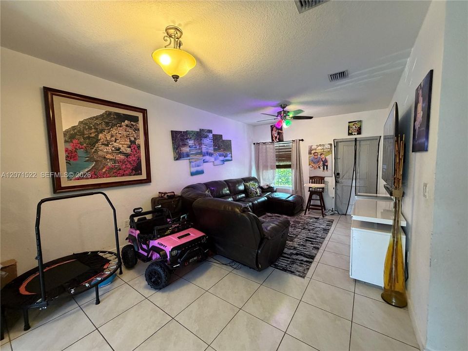 En Venta: $360,000 (3 camas, 2 baños, 1315 Pies cuadrados)