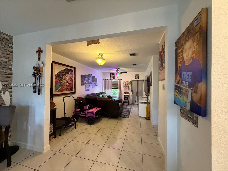 En Venta: $360,000 (3 camas, 2 baños, 1315 Pies cuadrados)
