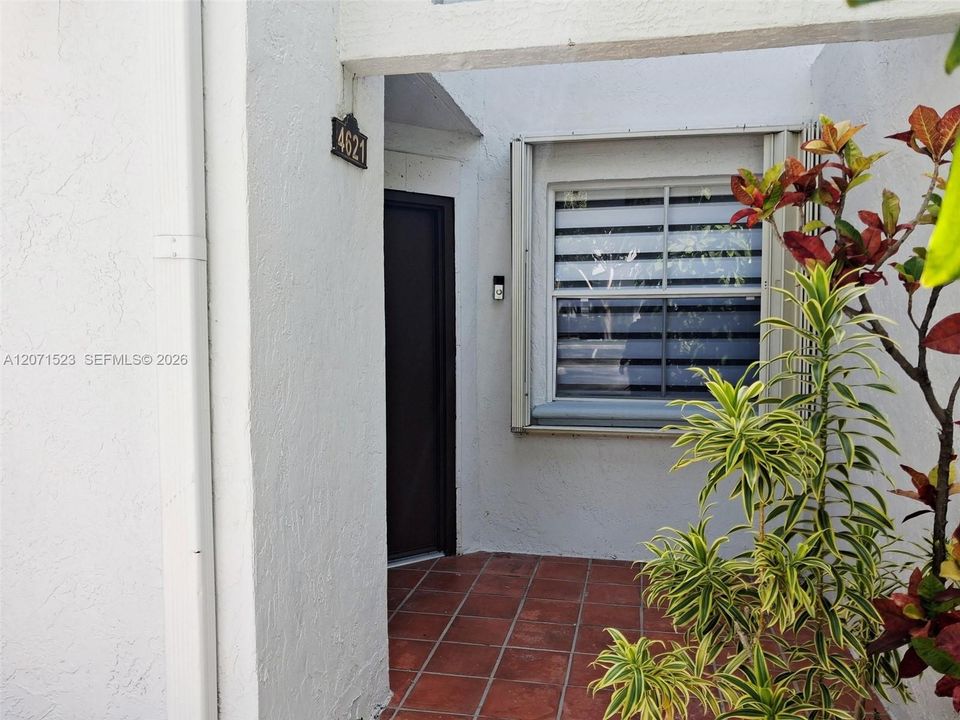 For Rent: $2,100 (1 beds, 1 baths, 899 Square Feet)