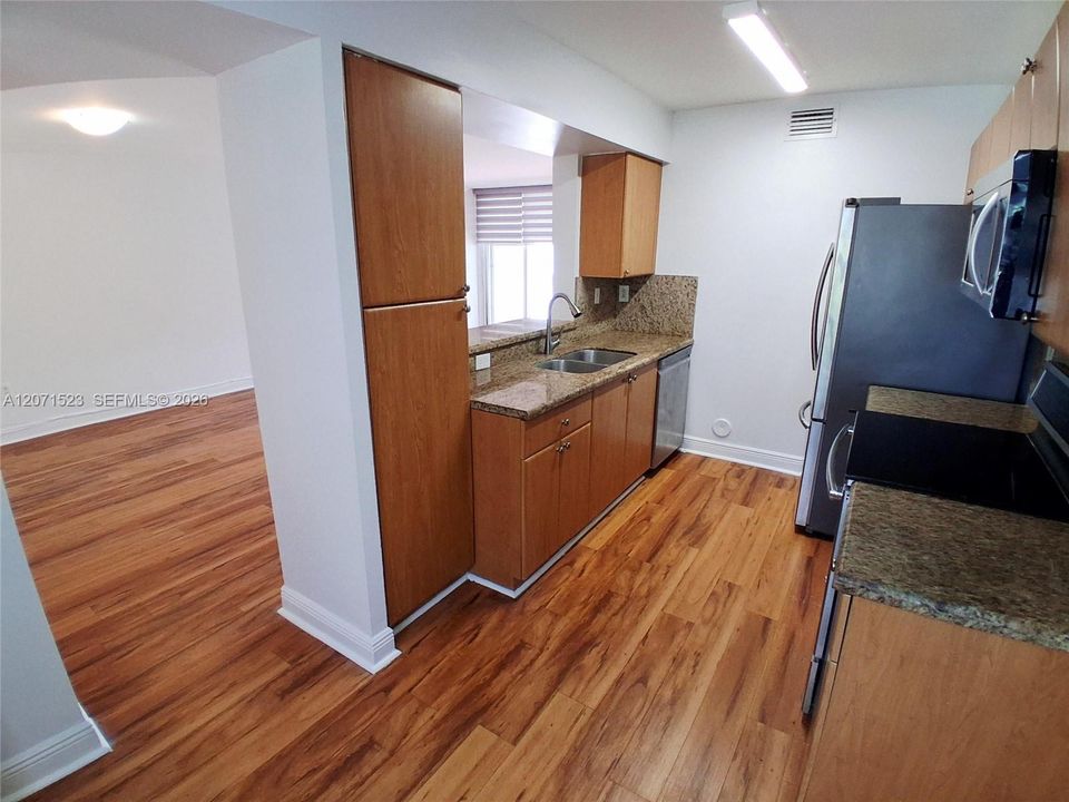 For Rent: $2,100 (1 beds, 1 baths, 899 Square Feet)