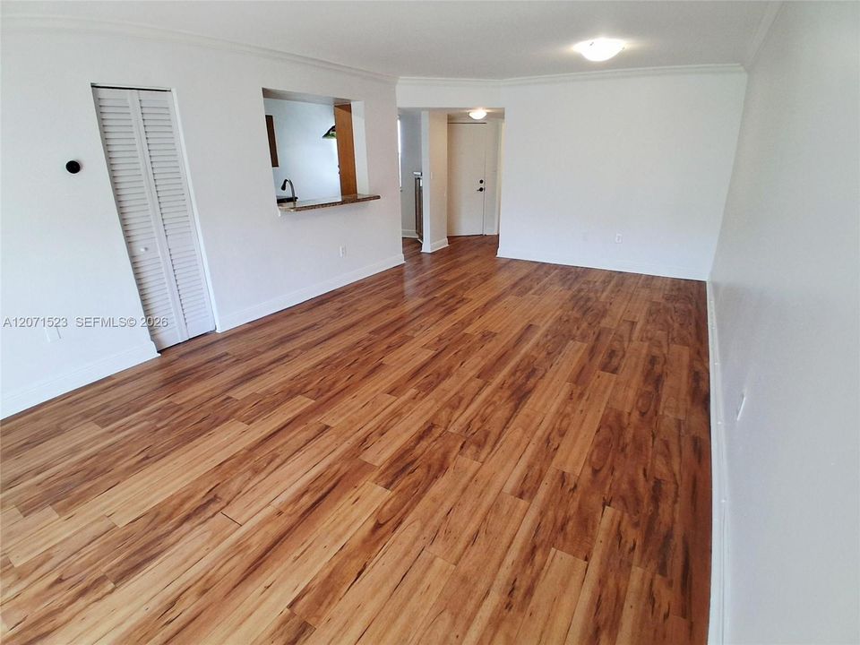 For Rent: $2,100 (1 beds, 1 baths, 899 Square Feet)
