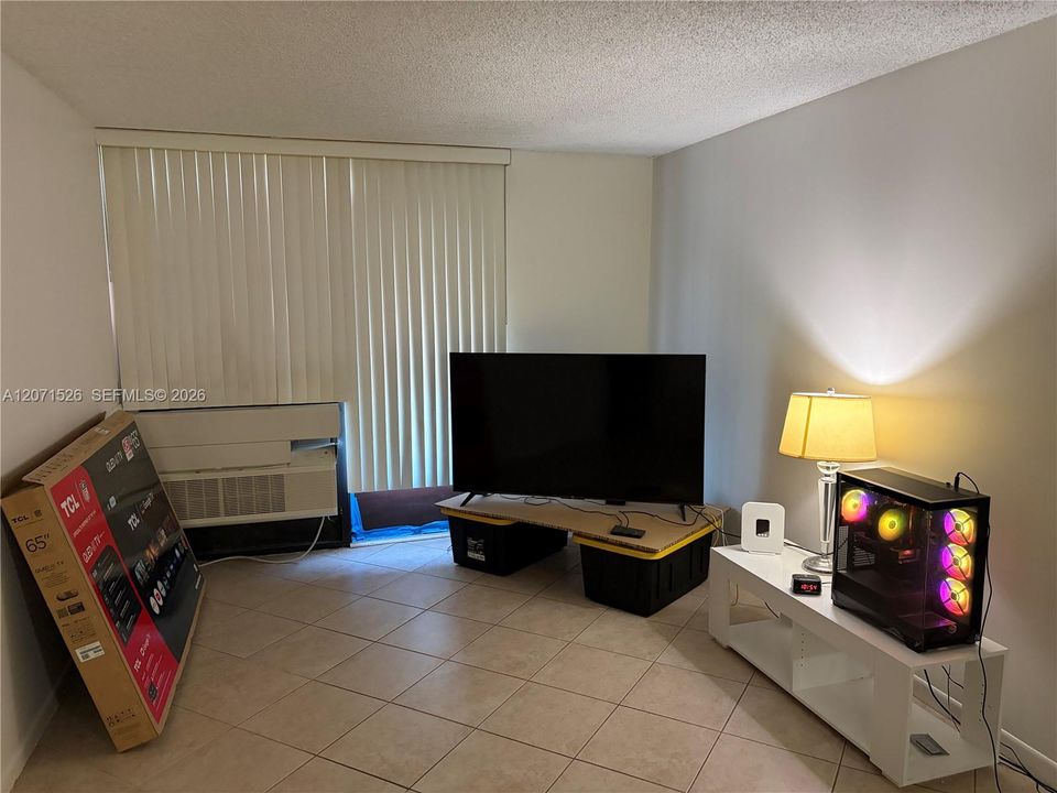 For Rent: $1,420 (1 beds, 1 baths, 619 Square Feet)