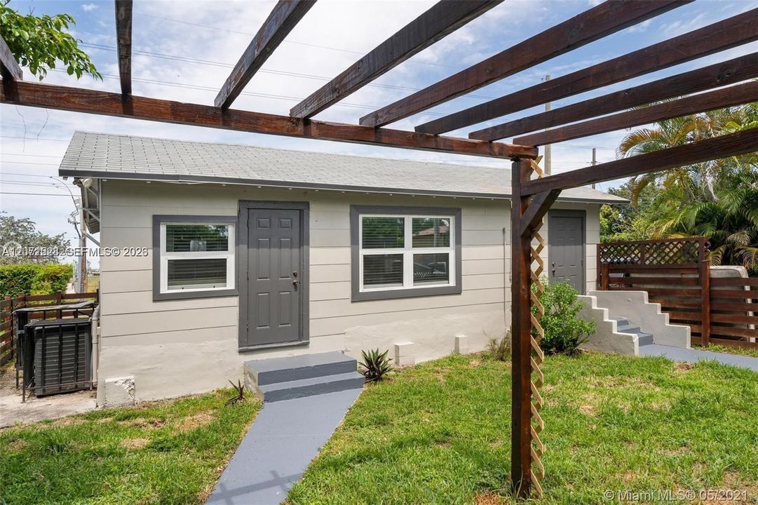 For Rent: $2,100 (2 beds, 1 baths, 744 Square Feet)
