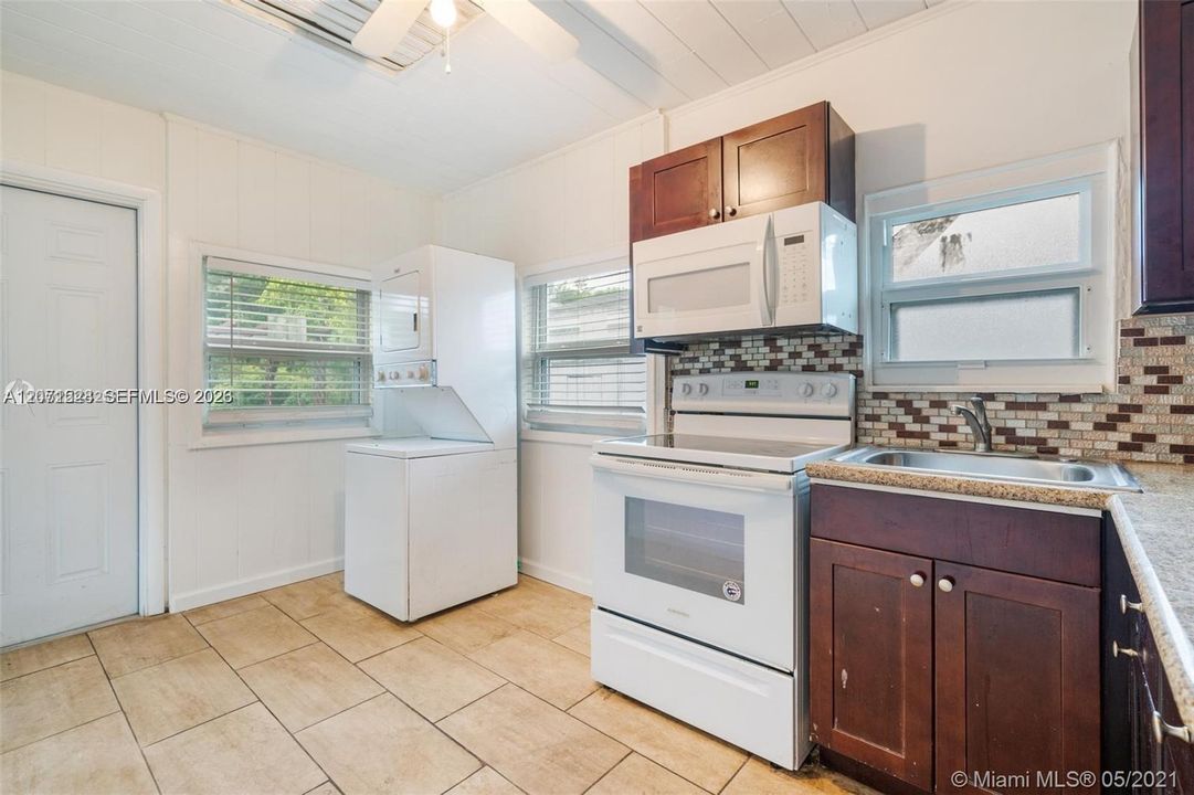 For Rent: $2,100 (2 beds, 1 baths, 744 Square Feet)