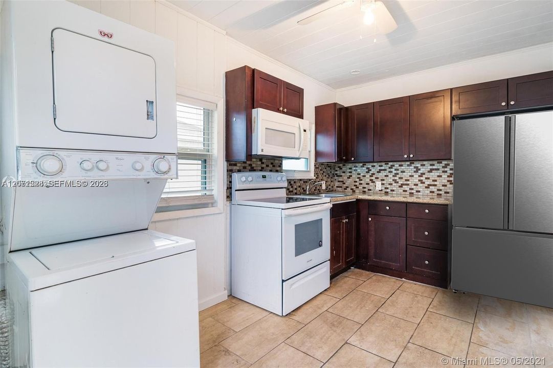 For Rent: $2,100 (2 beds, 1 baths, 744 Square Feet)