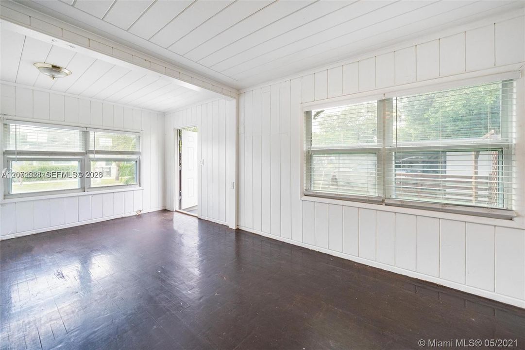 For Rent: $2,100 (2 beds, 1 baths, 744 Square Feet)