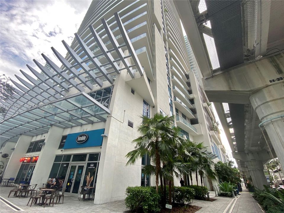 For Rent: $4,100 (2 beds, 2 baths, 921 Square Feet)