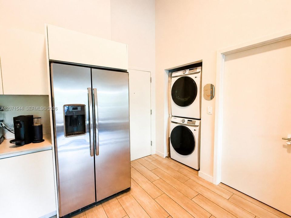 For Sale: $510,000 (1 beds, 1 baths, 659 Square Feet)