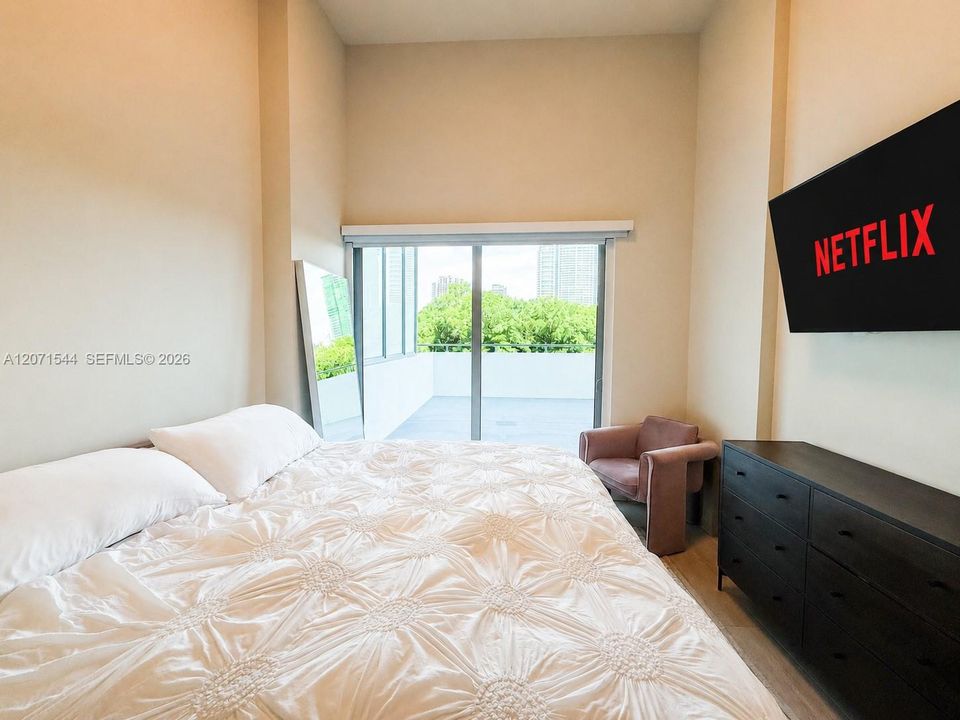 For Sale: $510,000 (1 beds, 1 baths, 659 Square Feet)
