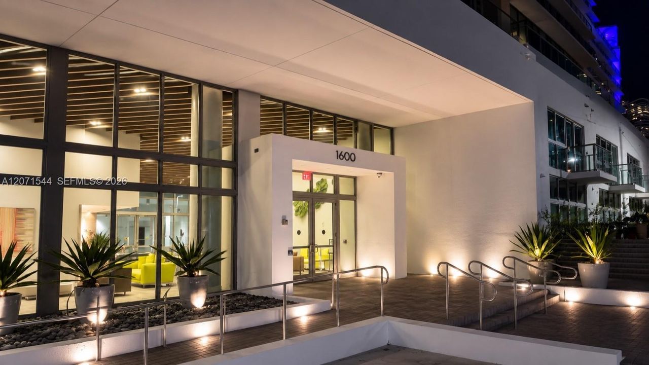For Sale: $510,000 (1 beds, 1 baths, 659 Square Feet)