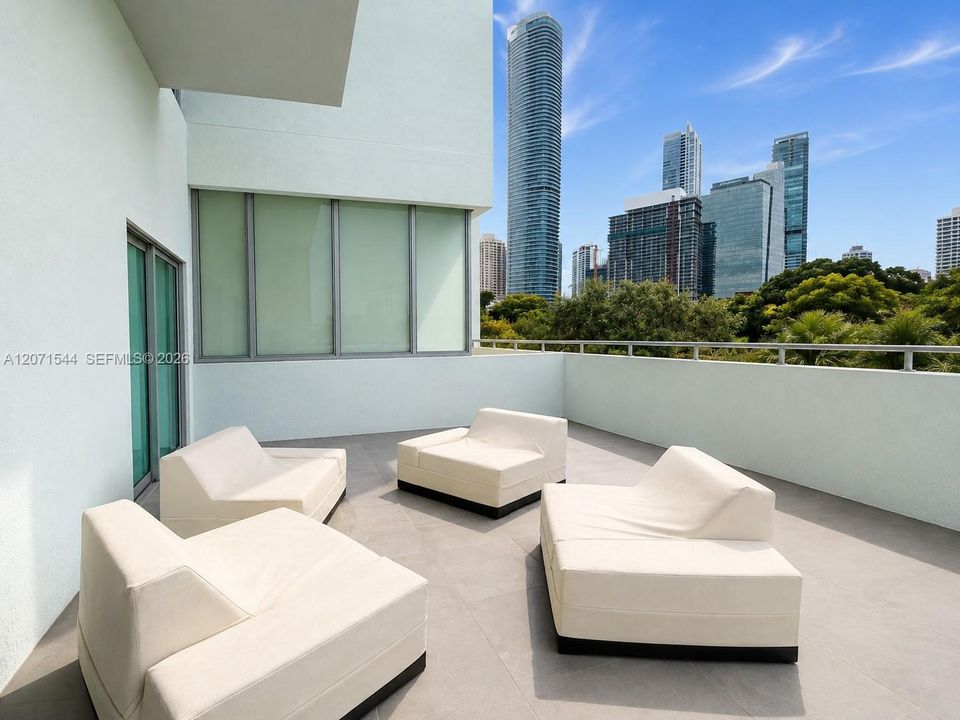 For Sale: $510,000 (1 beds, 1 baths, 659 Square Feet)
