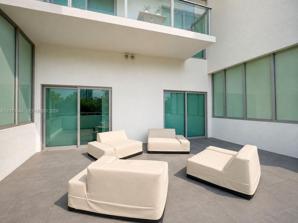 For Sale: $510,000 (1 beds, 1 baths, 659 Square Feet)