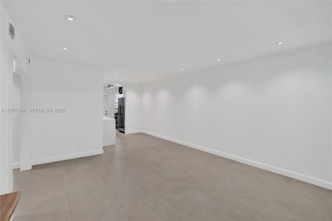 For Sale: $265,500 (1 beds, 1 baths, 766 Square Feet)