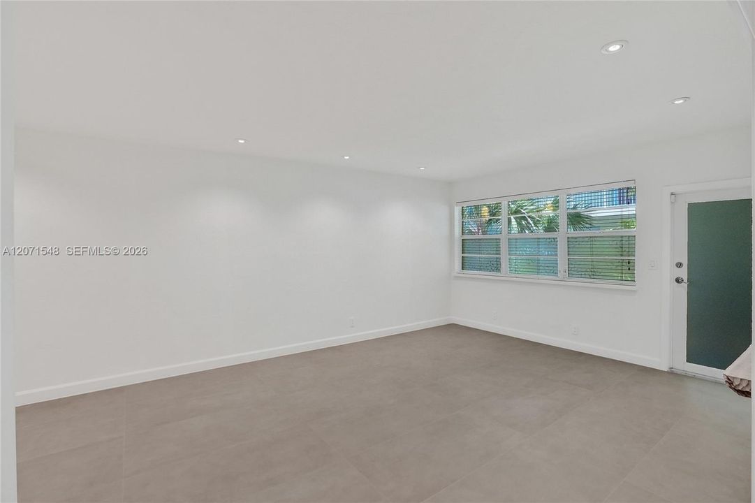 For Sale: $265,500 (1 beds, 1 baths, 766 Square Feet)