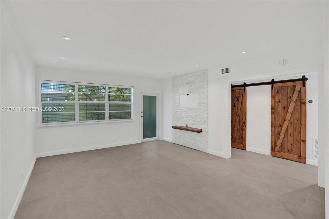 For Sale: $265,500 (1 beds, 1 baths, 766 Square Feet)