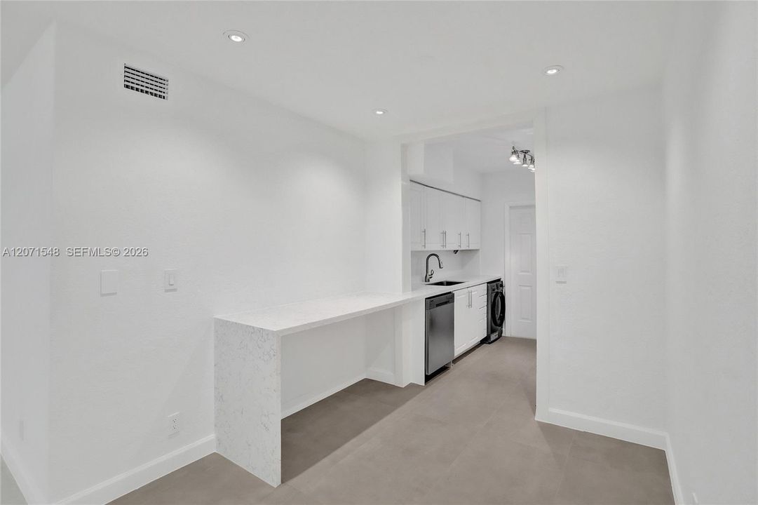 For Sale: $265,500 (1 beds, 1 baths, 766 Square Feet)