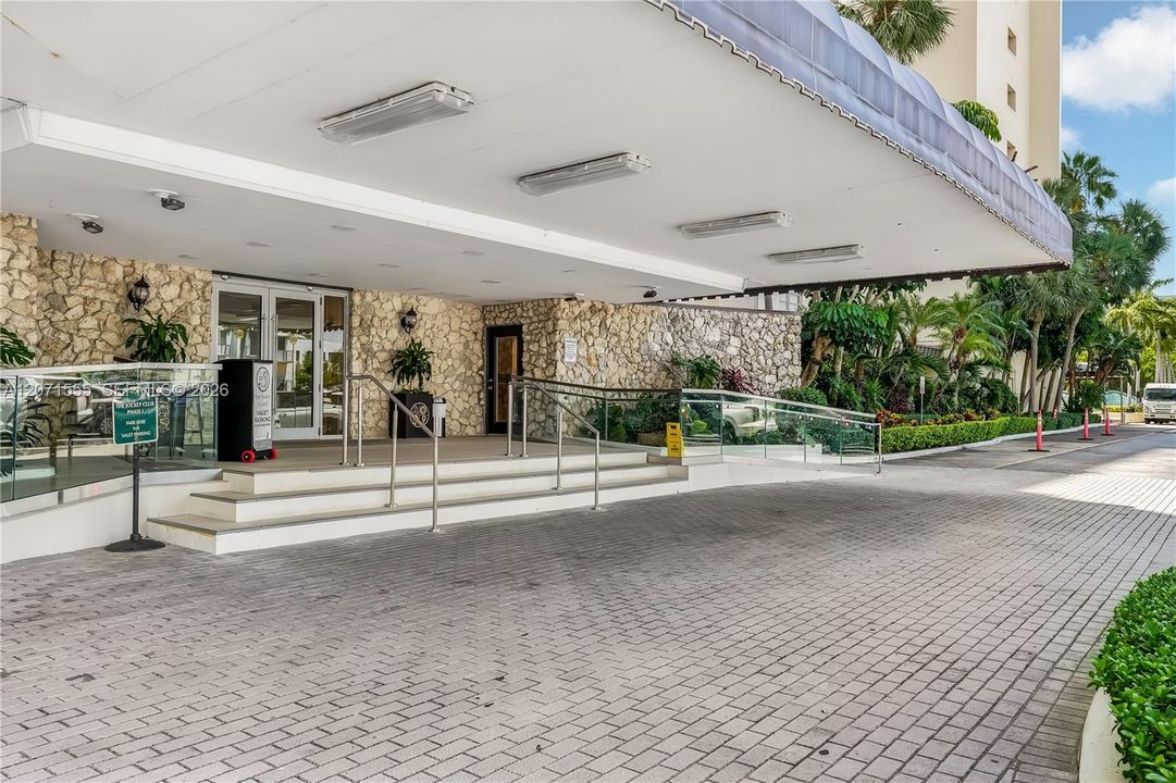 For Sale: $145,000 (1 beds, 1 baths, 861 Square Feet)