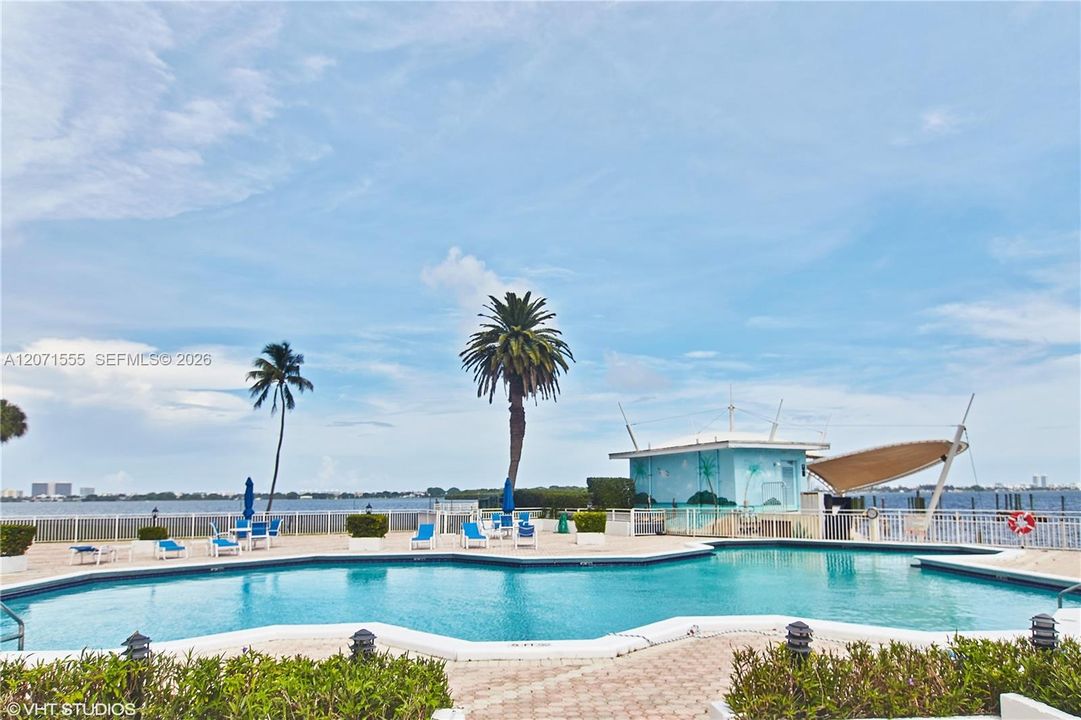 For Sale: $145,000 (1 beds, 1 baths, 861 Square Feet)