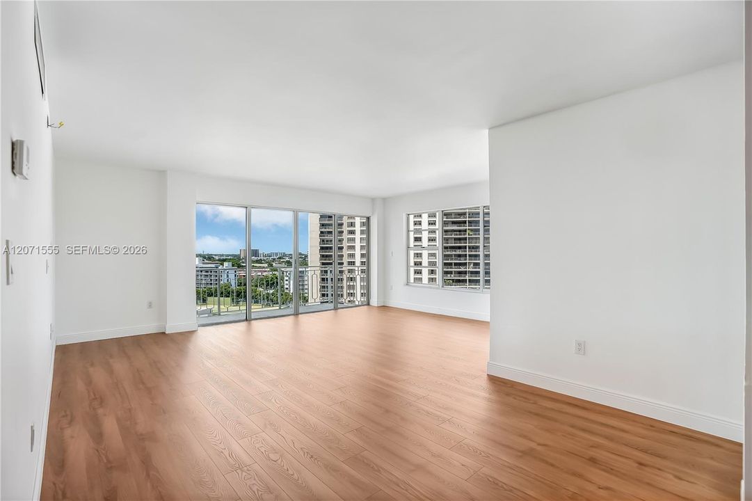 For Sale: $145,000 (1 beds, 1 baths, 861 Square Feet)