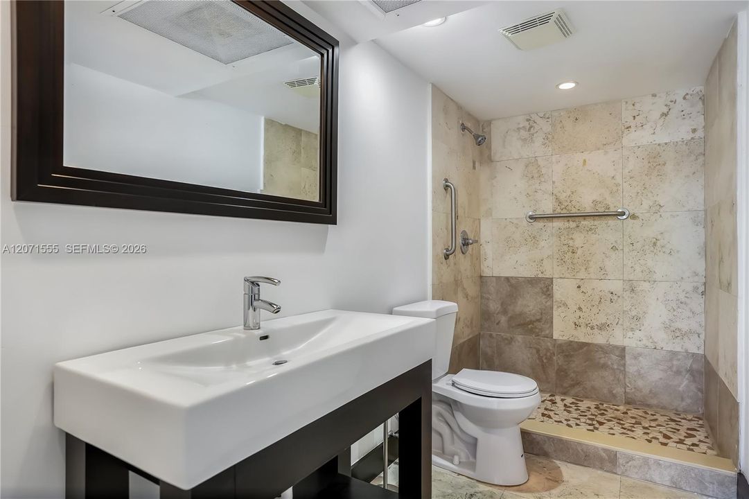 For Sale: $145,000 (1 beds, 1 baths, 861 Square Feet)