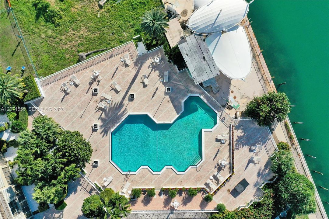 For Sale: $145,000 (1 beds, 1 baths, 861 Square Feet)