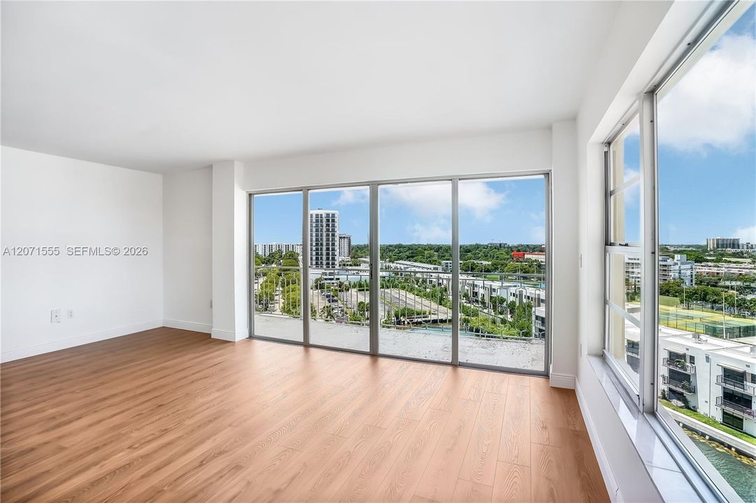 For Sale: $145,000 (1 beds, 1 baths, 861 Square Feet)