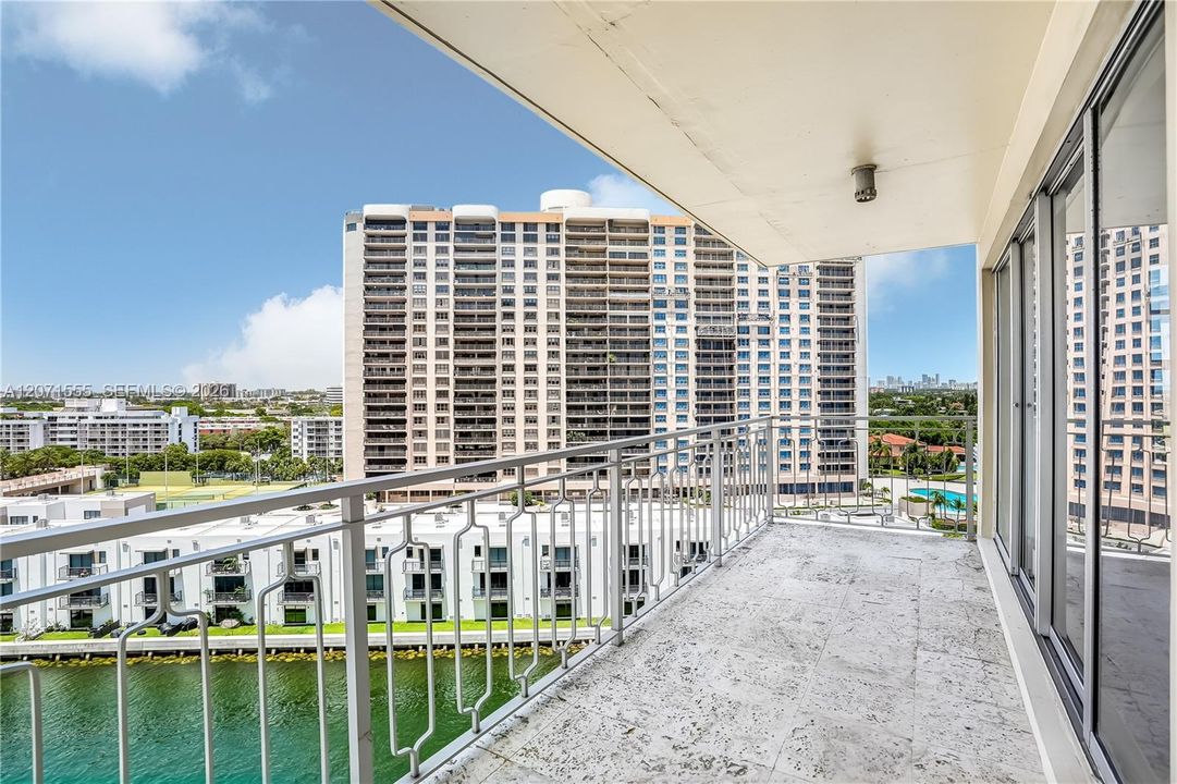 For Sale: $145,000 (1 beds, 1 baths, 861 Square Feet)