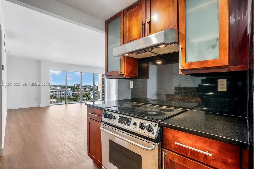 For Sale: $145,000 (1 beds, 1 baths, 861 Square Feet)