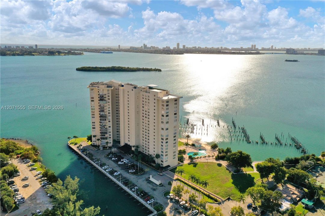 For Sale: $145,000 (1 beds, 1 baths, 861 Square Feet)