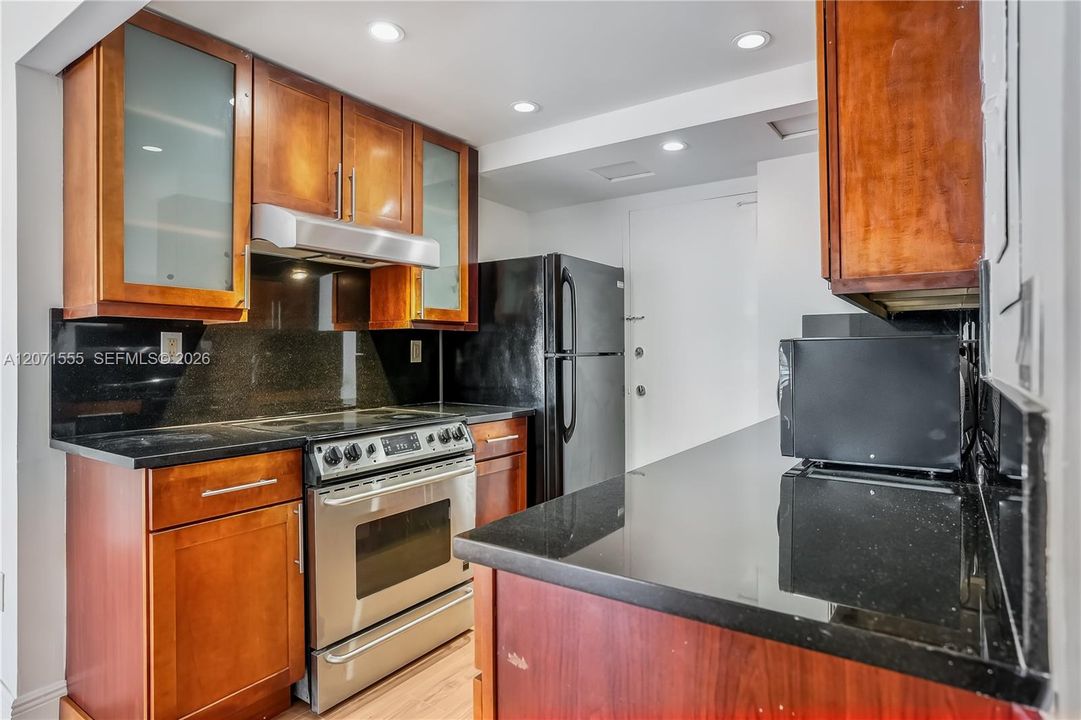 For Sale: $145,000 (1 beds, 1 baths, 861 Square Feet)