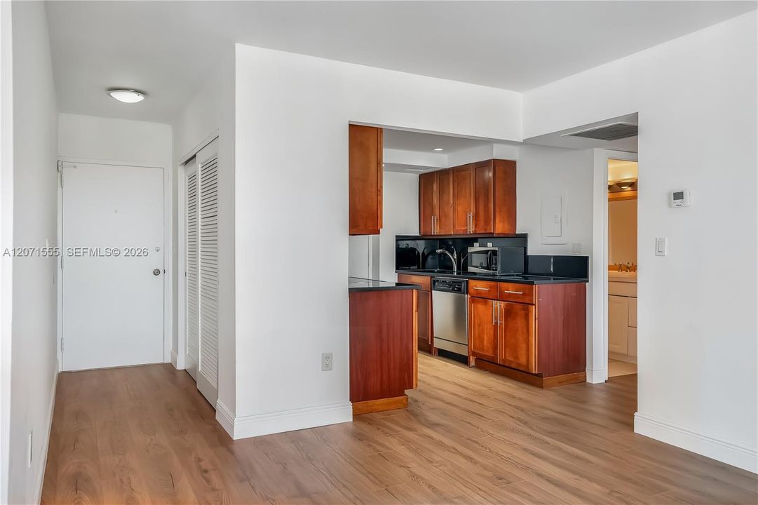 For Sale: $145,000 (1 beds, 1 baths, 861 Square Feet)
