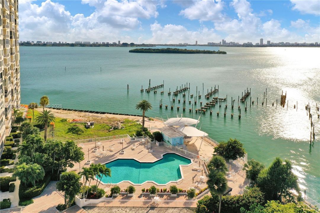For Sale: $145,000 (1 beds, 1 baths, 861 Square Feet)