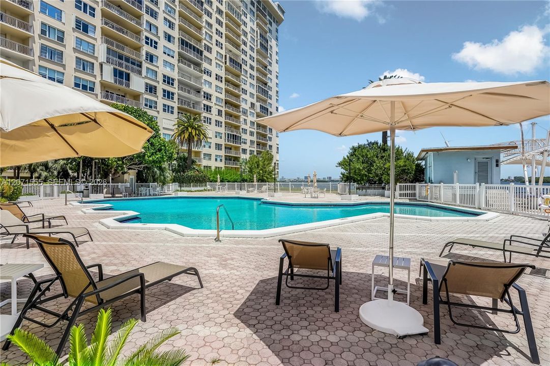 For Sale: $145,000 (1 beds, 1 baths, 861 Square Feet)