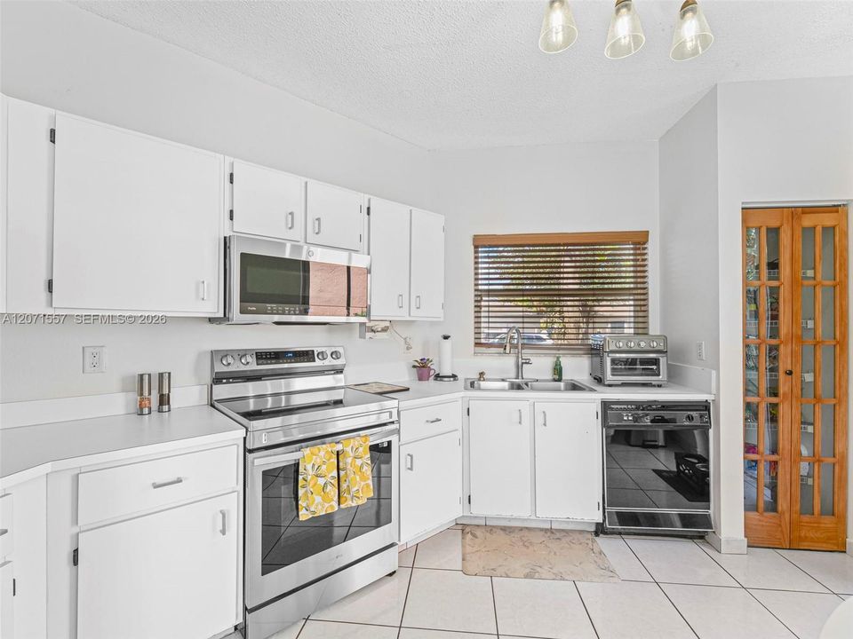 For Sale: $555,000 (3 beds, 2 baths, 1848 Square Feet)