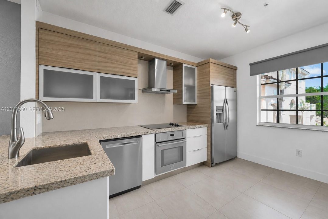 For Sale: $355,000 (2 beds, 2 baths, 1150 Square Feet)