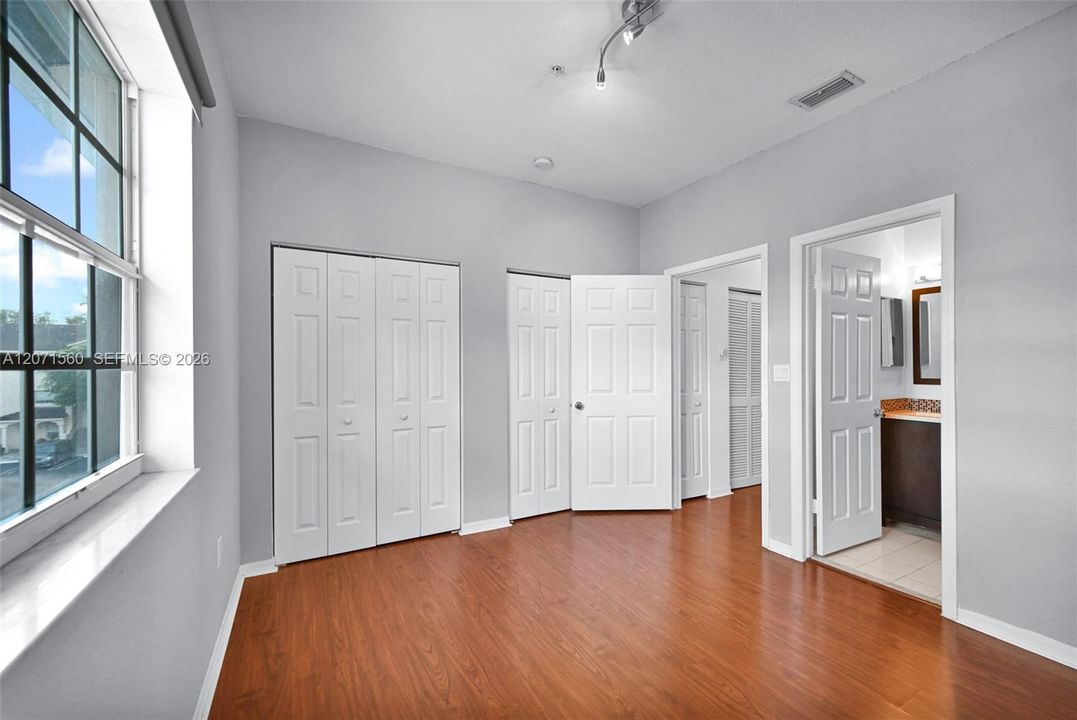 For Sale: $355,000 (2 beds, 2 baths, 1150 Square Feet)