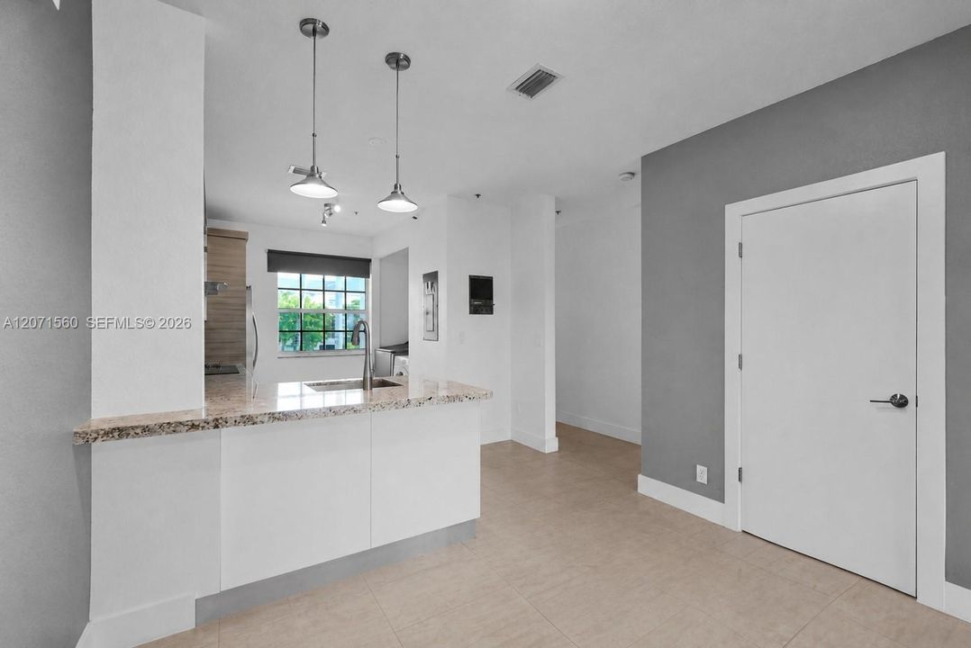 For Sale: $355,000 (2 beds, 2 baths, 1150 Square Feet)