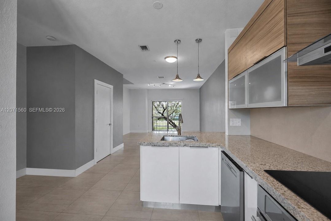 For Sale: $355,000 (2 beds, 2 baths, 1150 Square Feet)