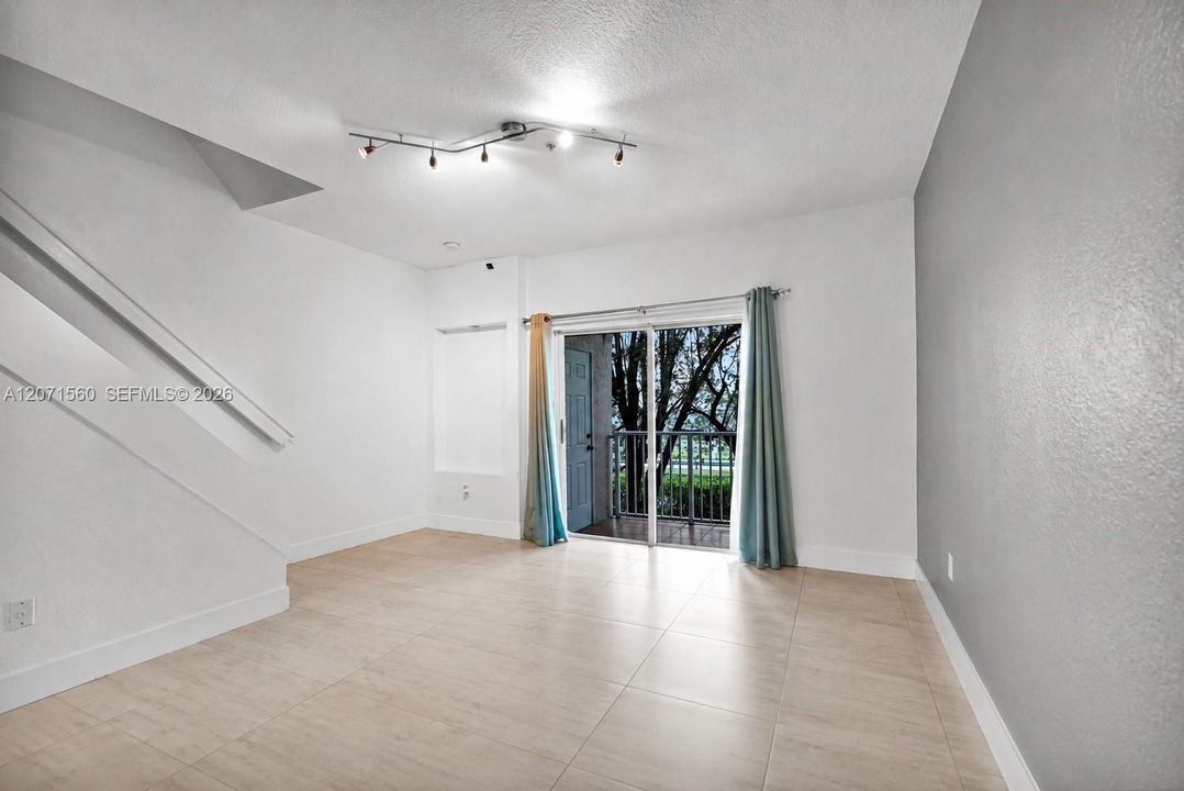 For Sale: $355,000 (2 beds, 2 baths, 1150 Square Feet)
