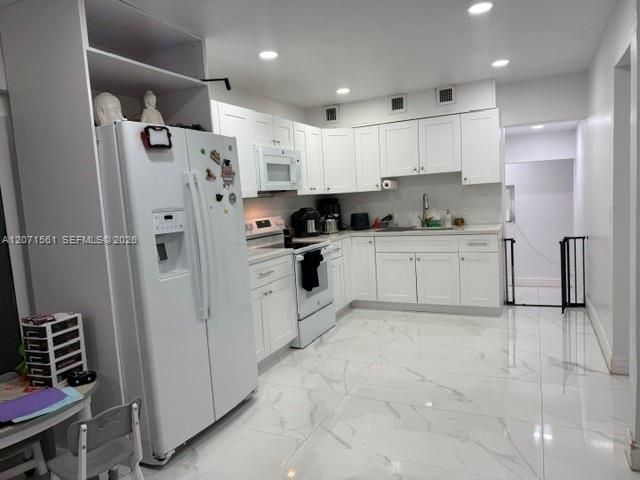 For Rent: $3,200 (3 beds, 2 baths, 1959 Square Feet)