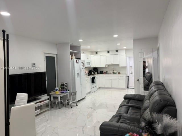 For Rent: $3,200 (3 beds, 2 baths, 1959 Square Feet)