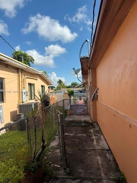 For Rent: $3,200 (3 beds, 2 baths, 1959 Square Feet)
