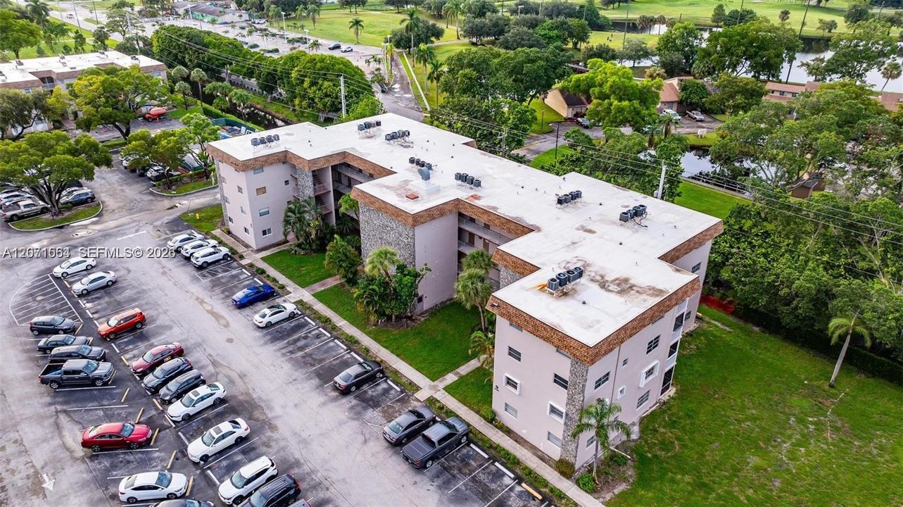 For Sale: $179,000 (1 beds, 1 baths, 741 Square Feet)