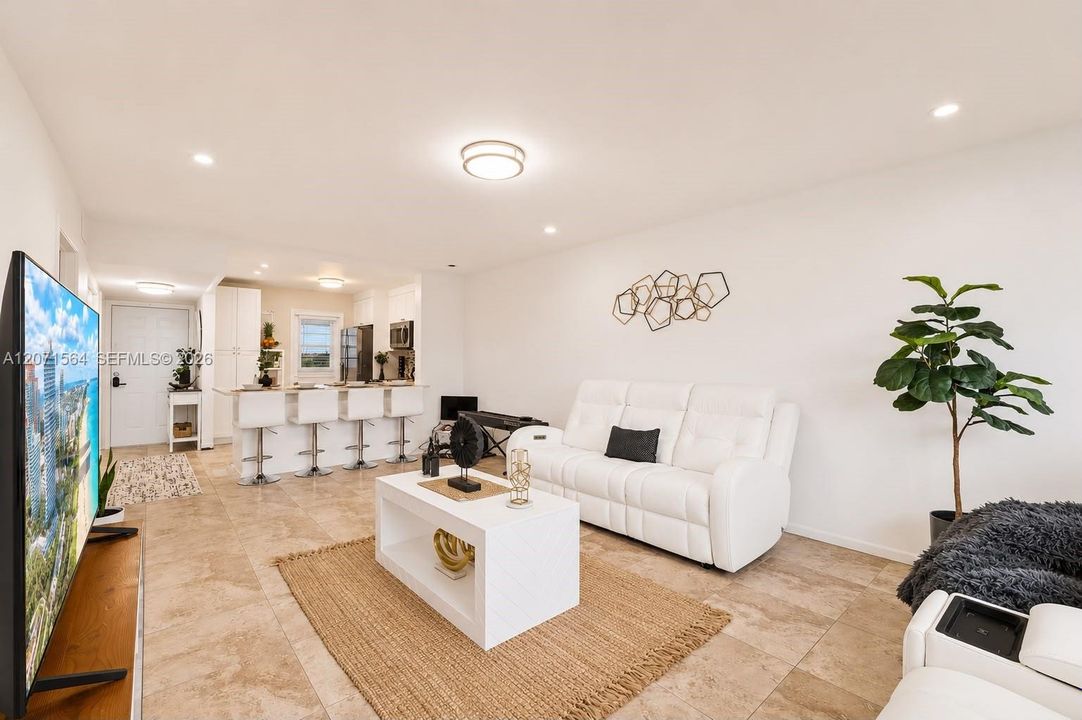 For Sale: $179,000 (1 beds, 1 baths, 741 Square Feet)