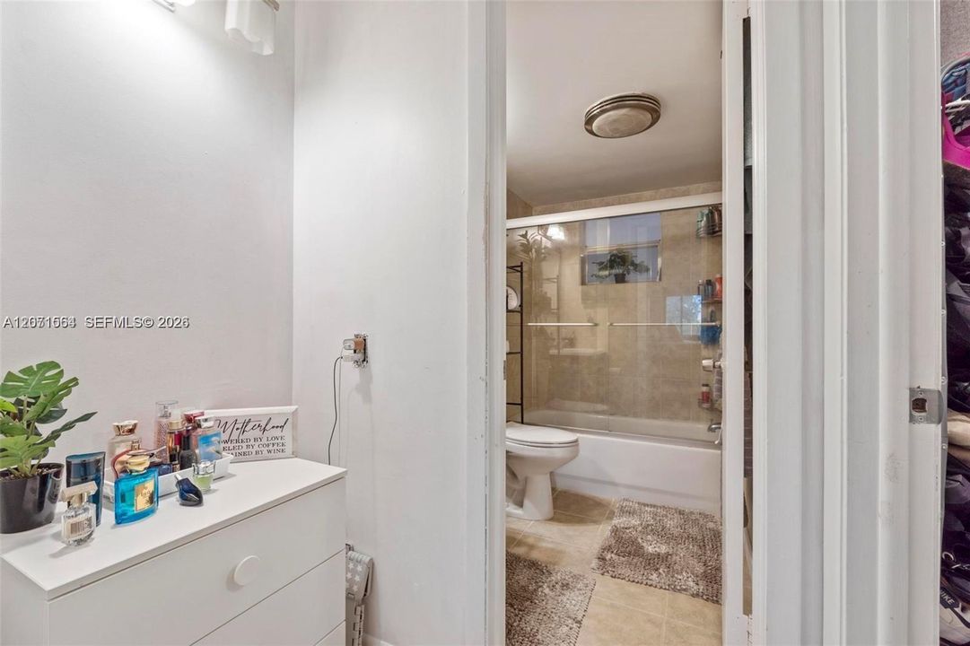 For Sale: $179,000 (1 beds, 1 baths, 741 Square Feet)
