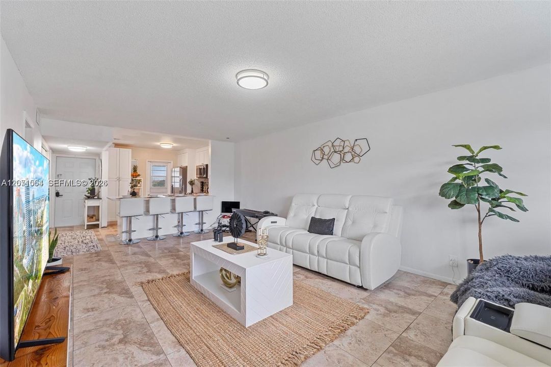 For Sale: $179,000 (1 beds, 1 baths, 741 Square Feet)