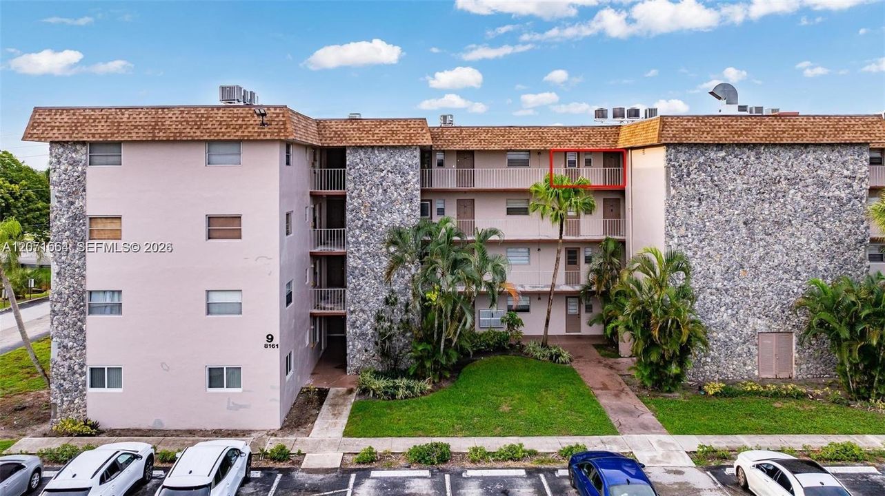 For Sale: $179,000 (1 beds, 1 baths, 741 Square Feet)